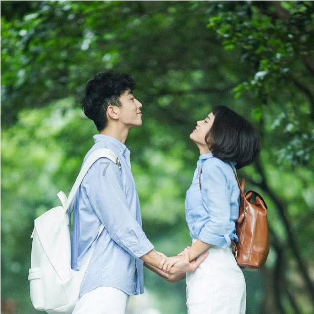 赌王外孙女办珠宝展,一条手链价值上亿,何超琼带干女儿现身捧场