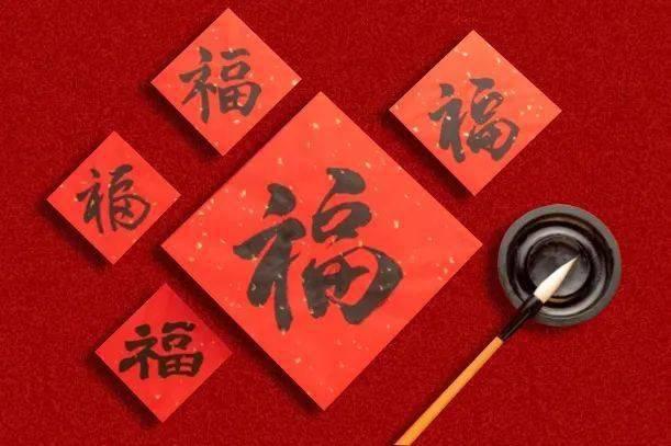 老人在731部队罪证陈列馆前唱抗战歌曲